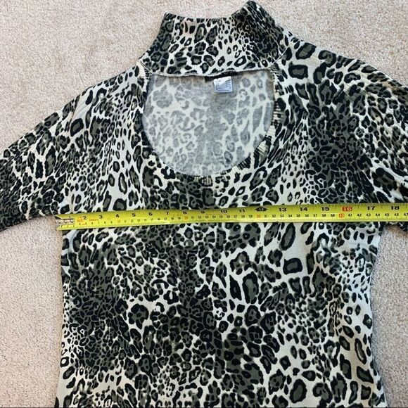 VENUS Green cream keyhole high neck long sleeve leopard cheetah print top size M - Picture 8 of 8